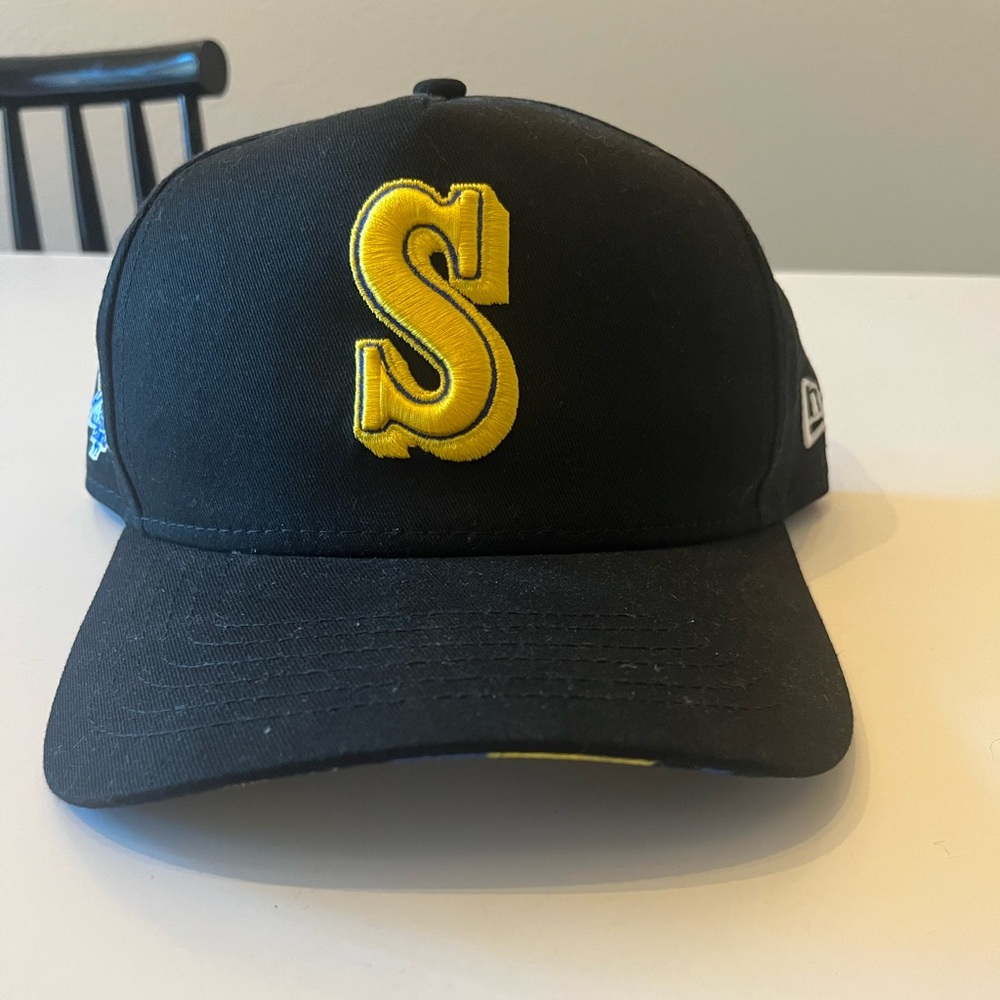 Never worn, tags removed Mariners snap back